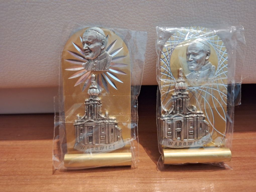 Obrazkek w kolorze złota z wizerunkiem Jana Pawła II