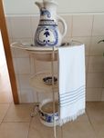 Lavatório antigo com loica de Alcobaça e toalha linho.