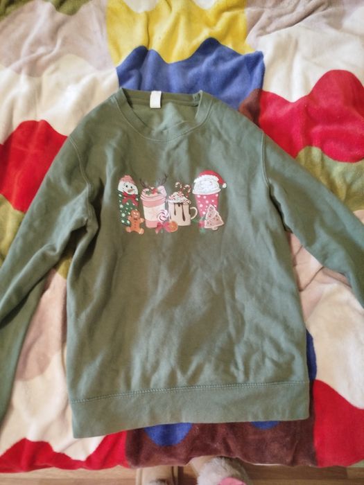 Дуже гарна новорічна толстовка майже нова, одягала 3-4 рази