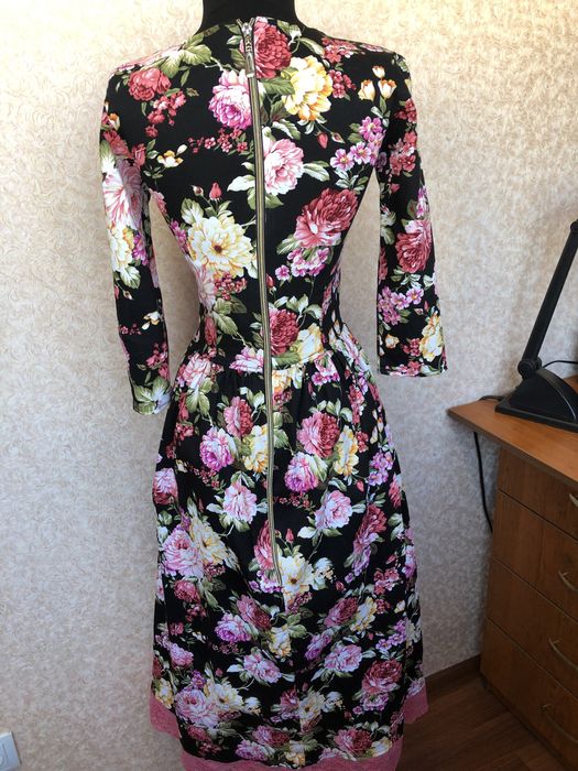 Продам платья и костюмы