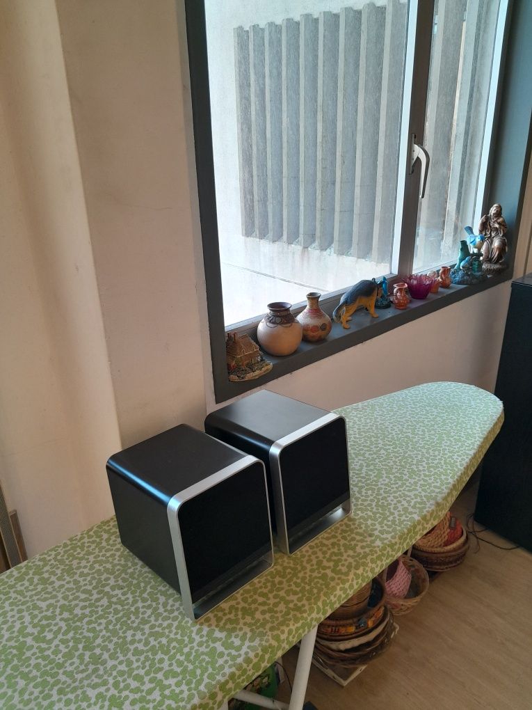 Vendo Conjunto de Colunas de Som muito bonitas como novas