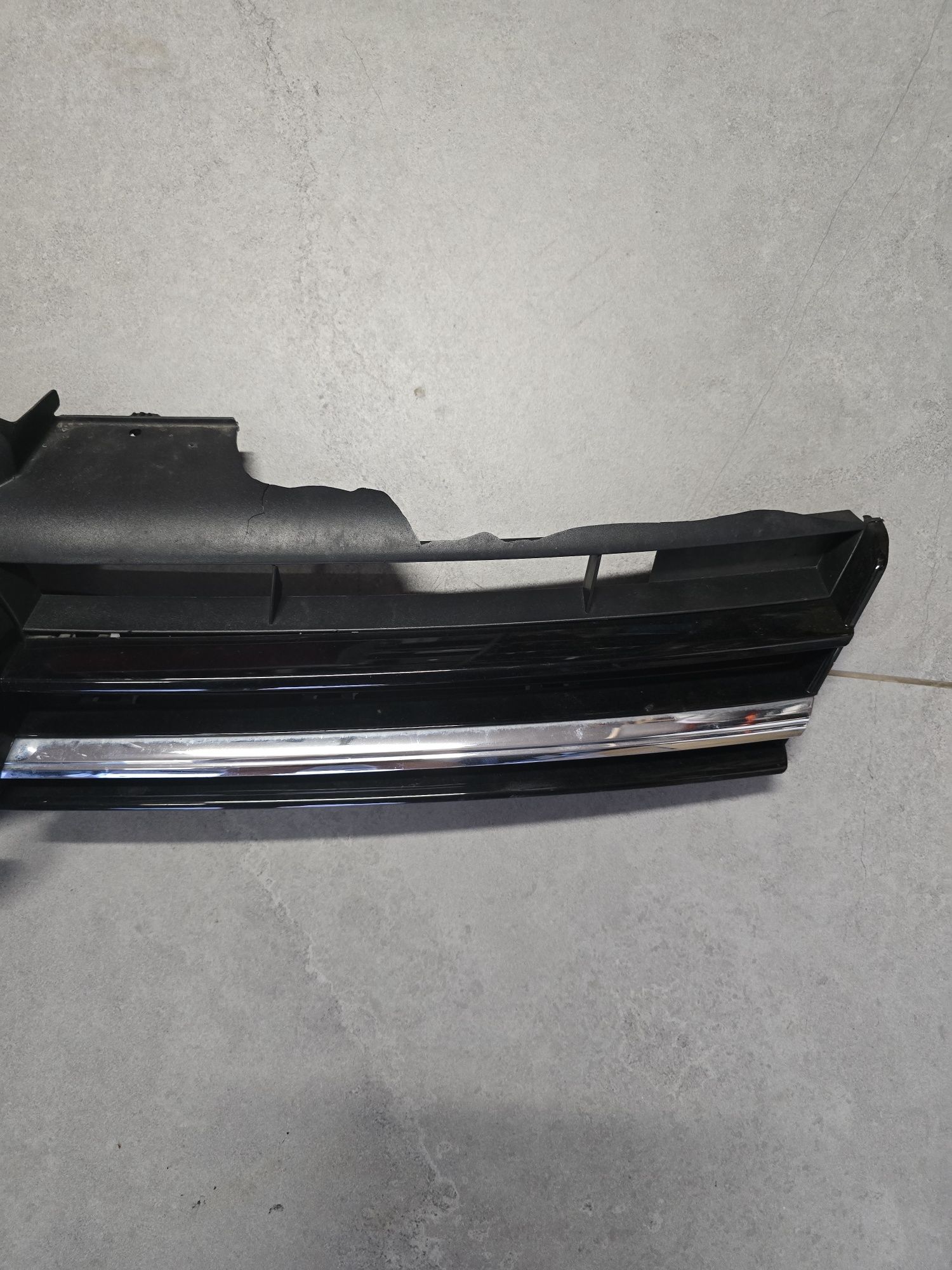 Grill VW 7 lift radar uszkodzony lekko