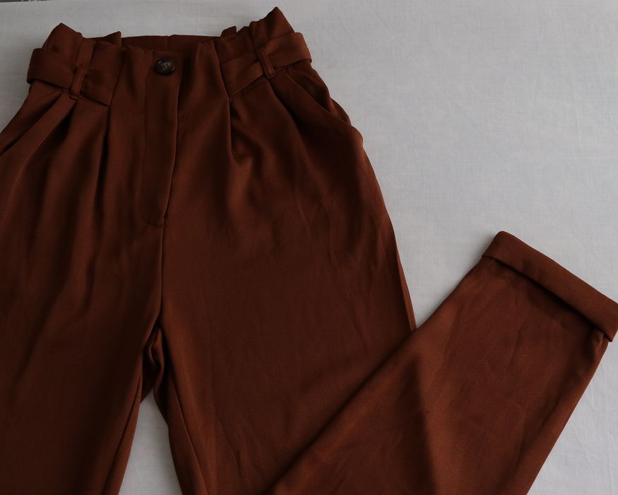 Calças de cintura subida