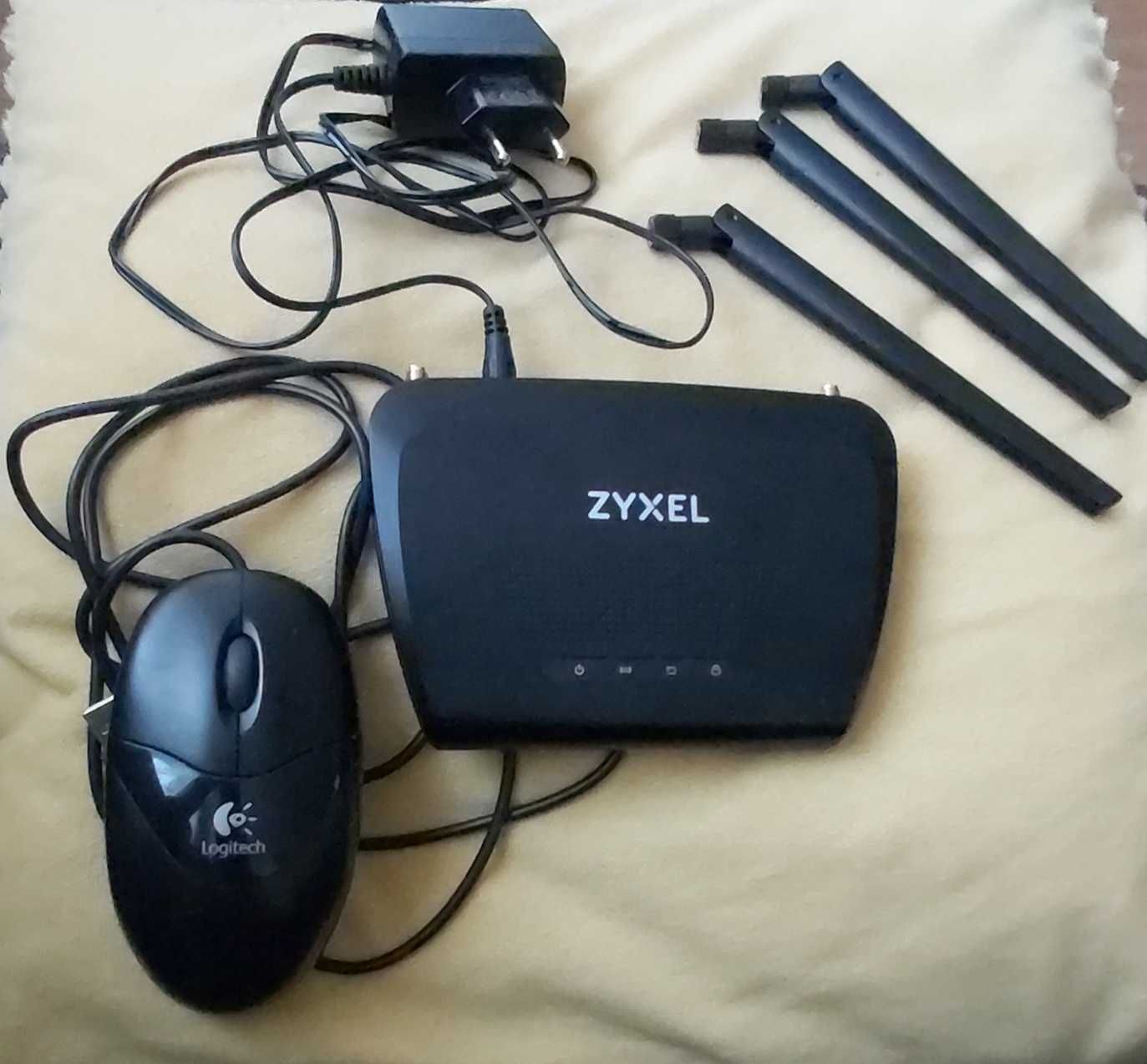 Punkt dostępu ZYXEL WAP3205 v3 plus myszka komputerowa i zasilacz
