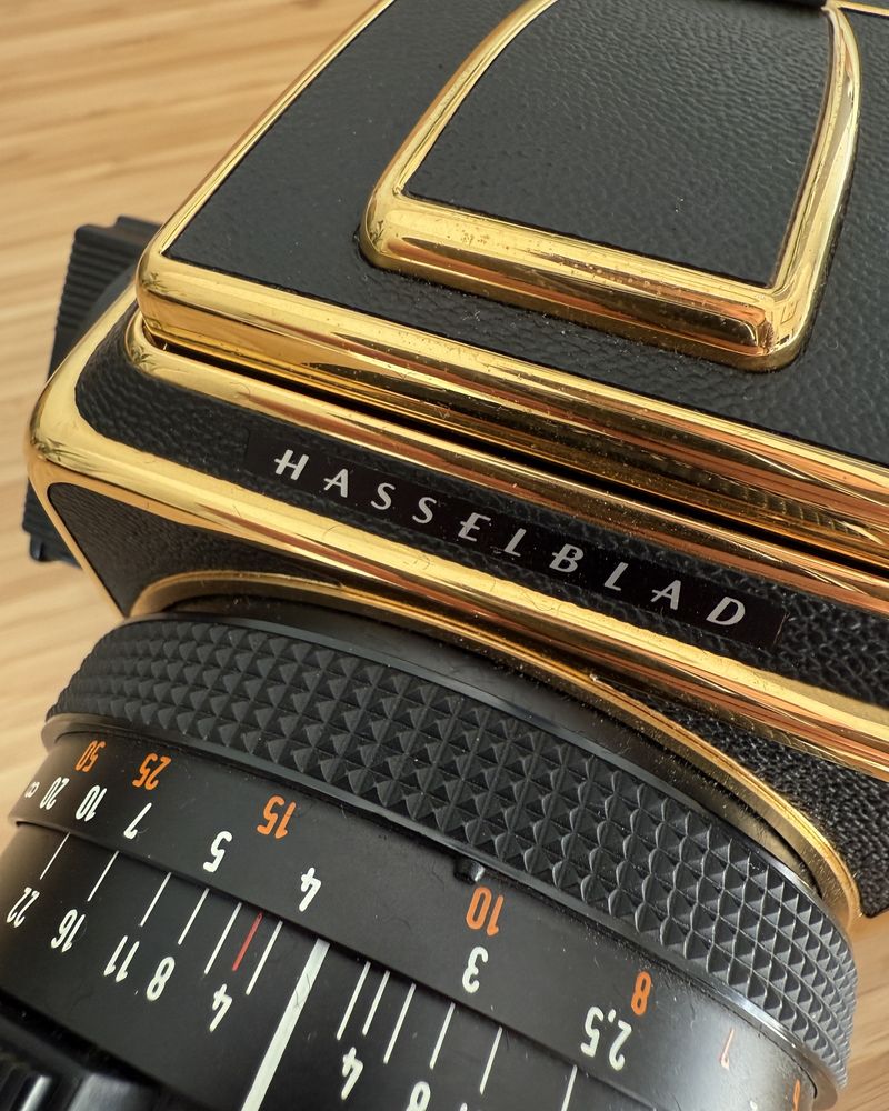 Hasselblad 500 C/M (’57-’87) Gold + Planar CF 80/2,8 T