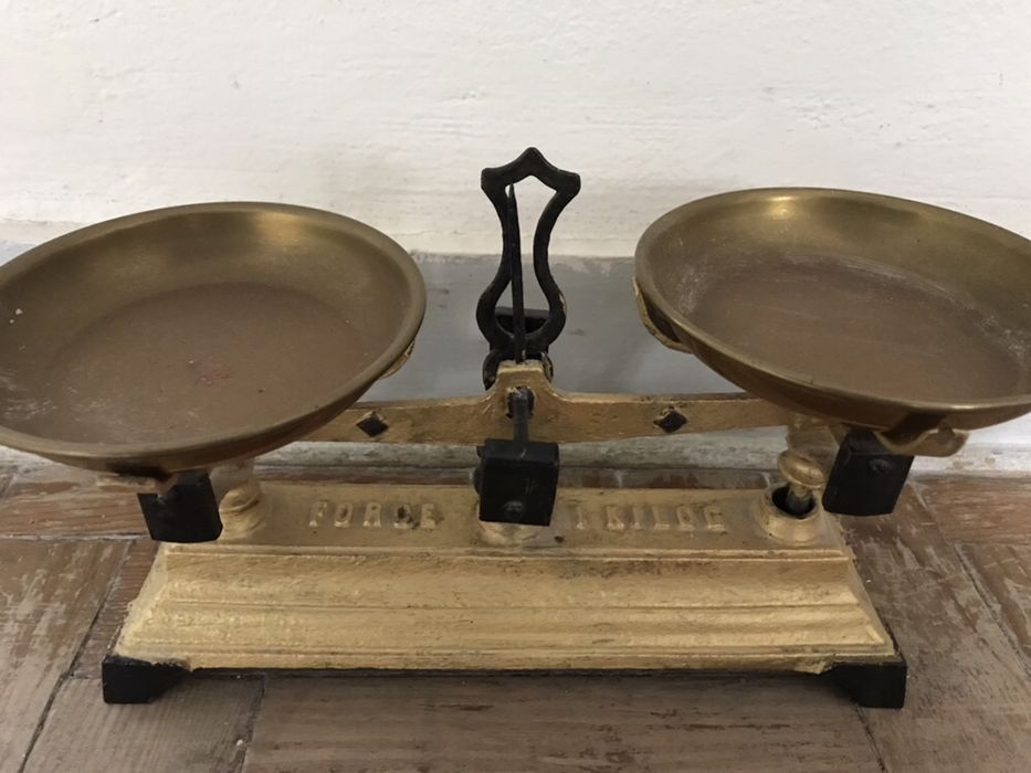 Balança antiga com pesos