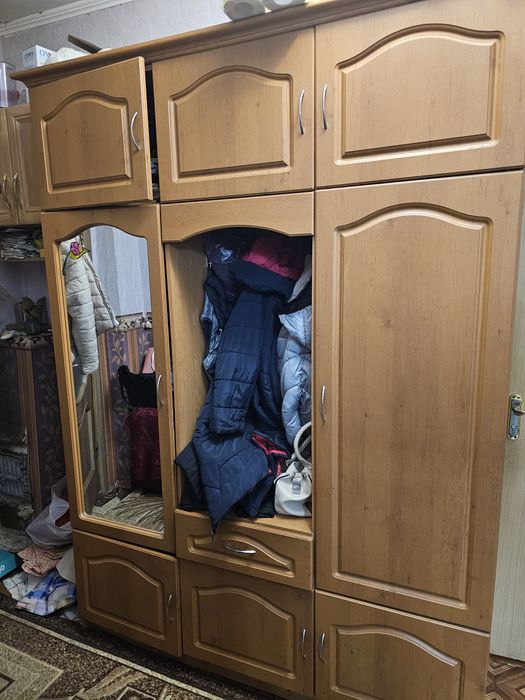 Шкаф і тумбочка в прихожу