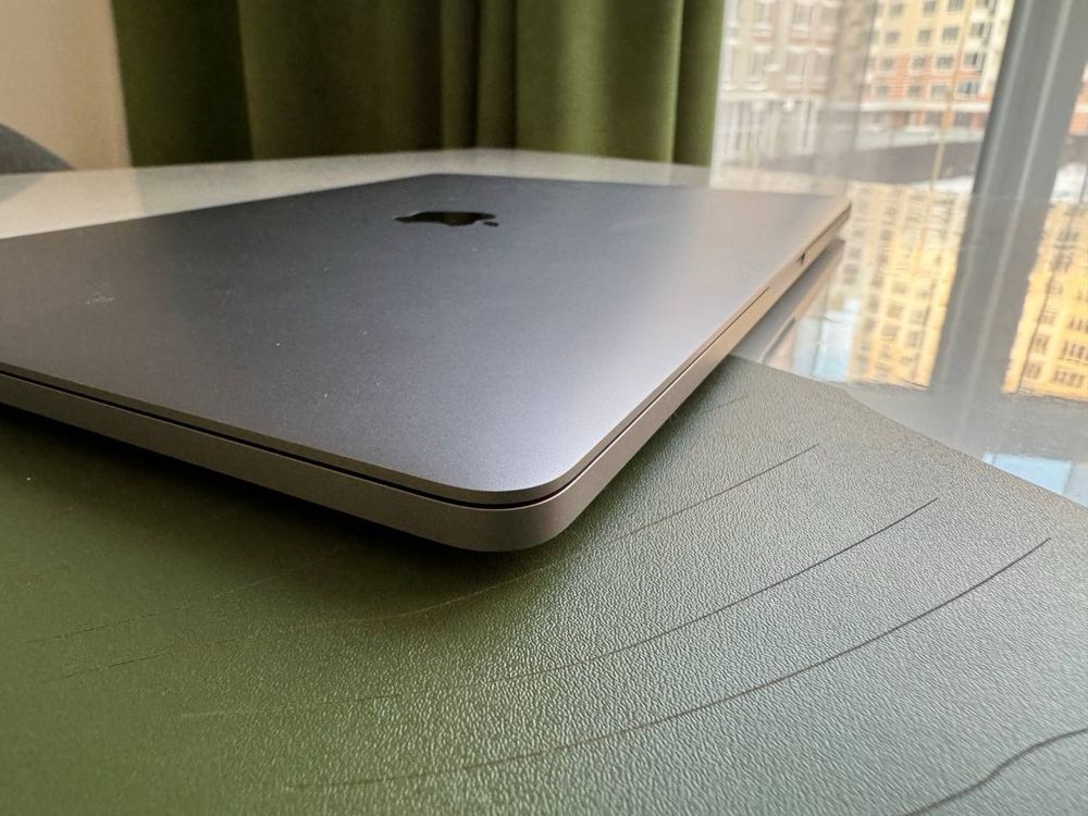 Продам Macbook pro 13 A1708 8/128