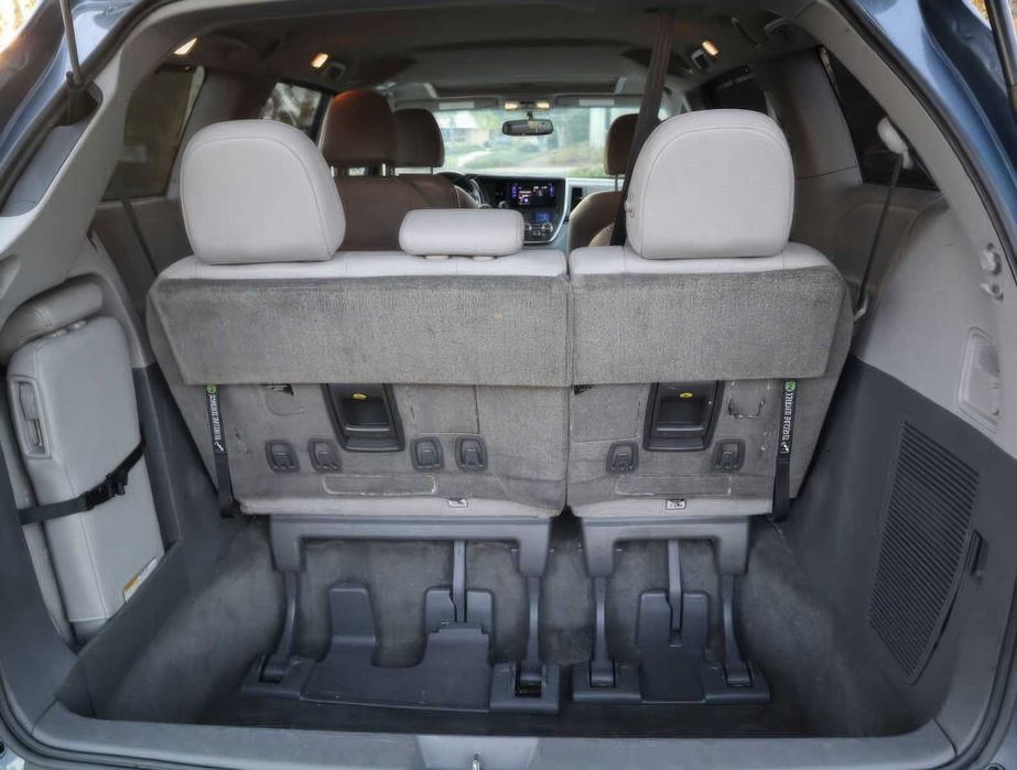 Toyota Sienna XLE      2017