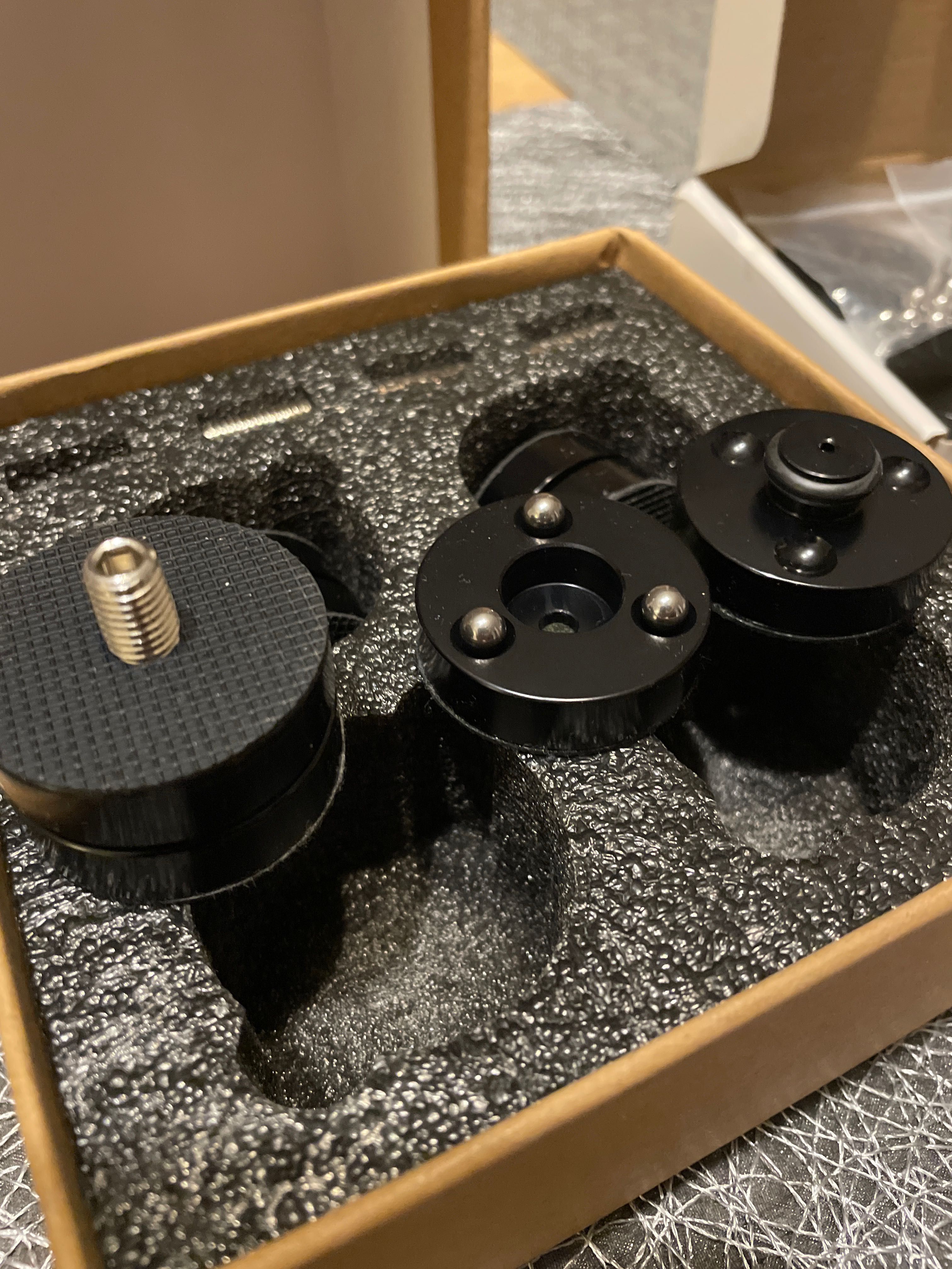Podstawki antywibracyjne pod audio