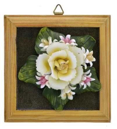 Molduras com flores em louça