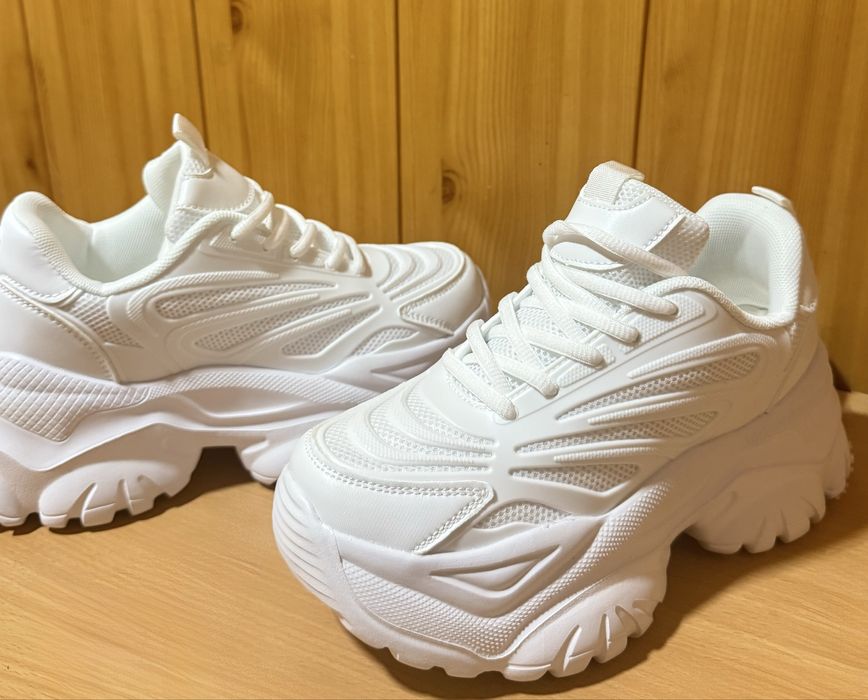 Взуття жіноче  НОВЕ  ( 38 )