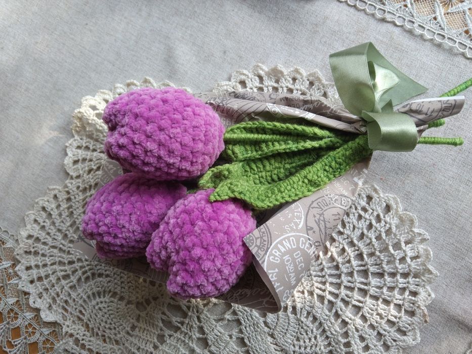 Bukiet szydełkowych tulipanów. Trzy tulipany