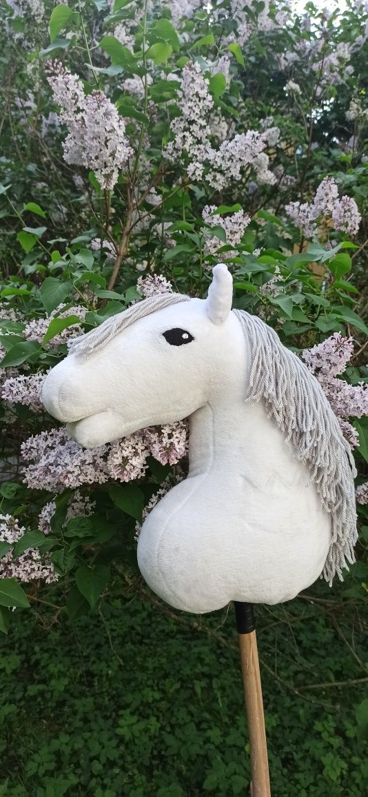 Hobby horse siwy