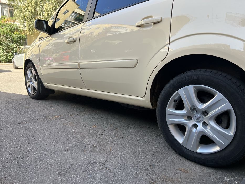 Опель Зафира Б 2013 рік 7 місць 1.6 газ/бенз рестайлинг