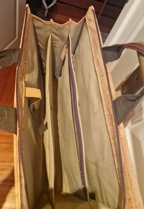 Pasta/mala de executivo em cortiça e pele, elegante e funcional