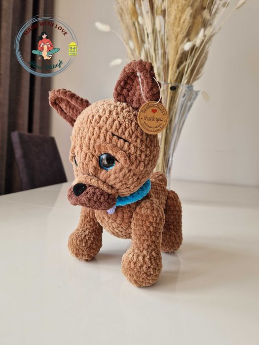 Buldog francuski, maskotka szydełkowa.