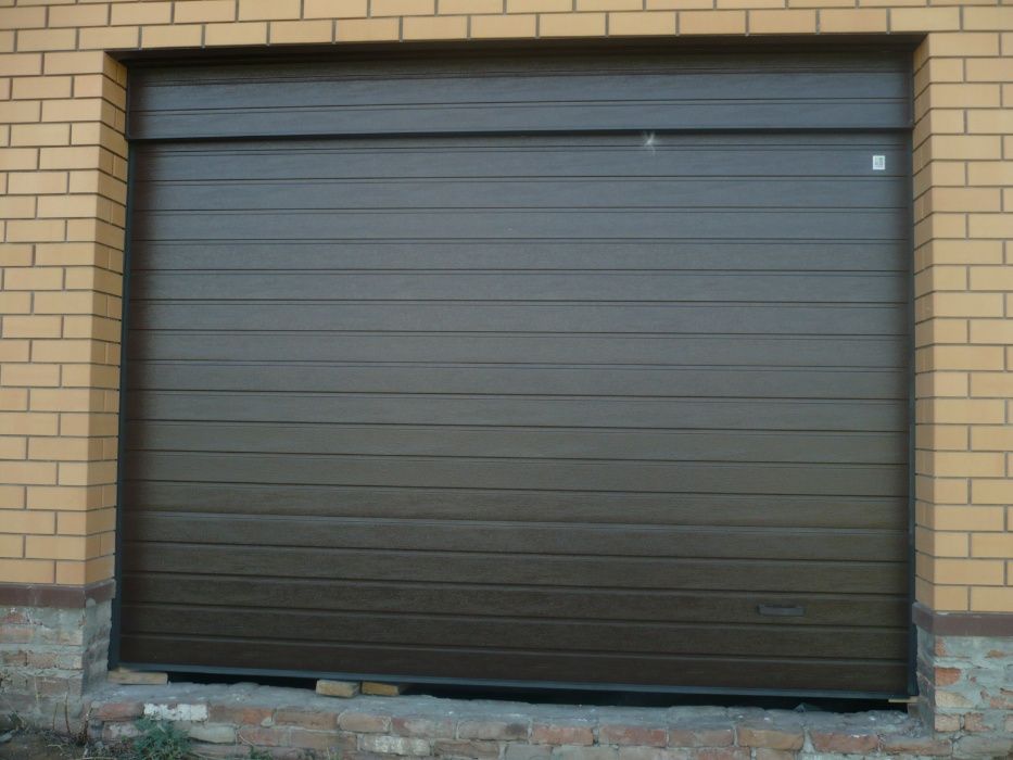 Гаражні ролетні та секційні ворота для нестандартних проємів у гараж