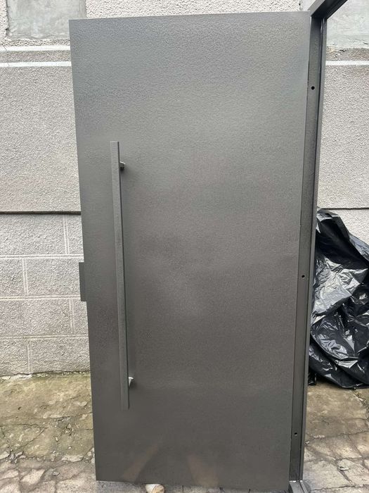 Двері в під'їзд в гараж в підвал