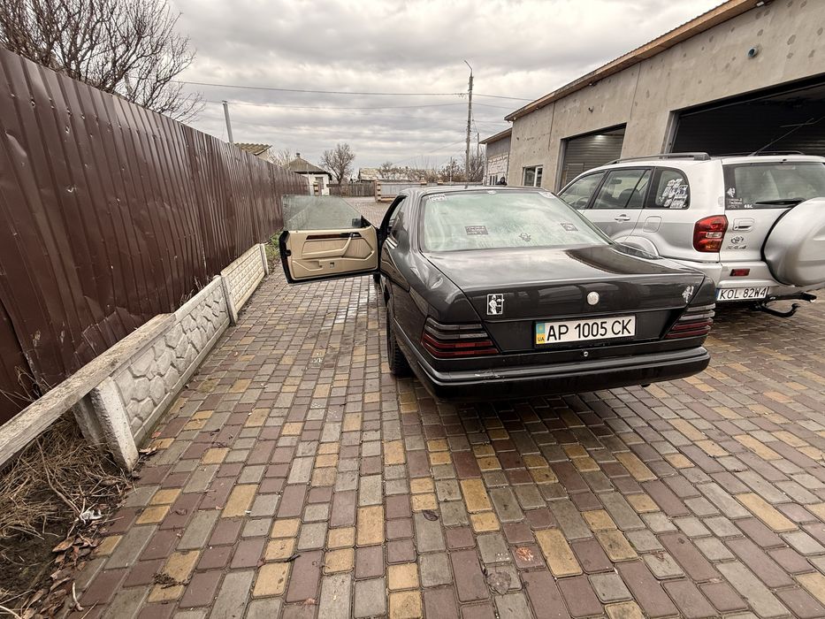 Mercedes 124 cupe blak