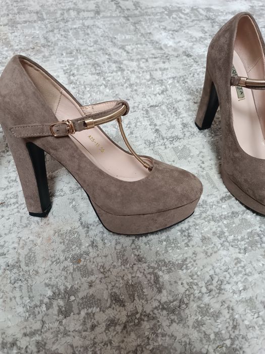 Туфлі бежеві на танкетці та каблуку 39 розмір замшеві