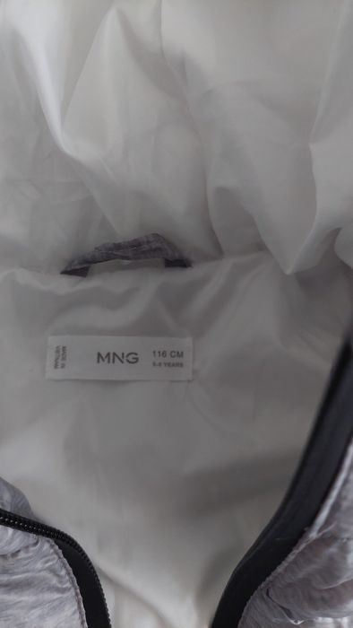 Bezrękawnik szary z kapturem firmy MANGO