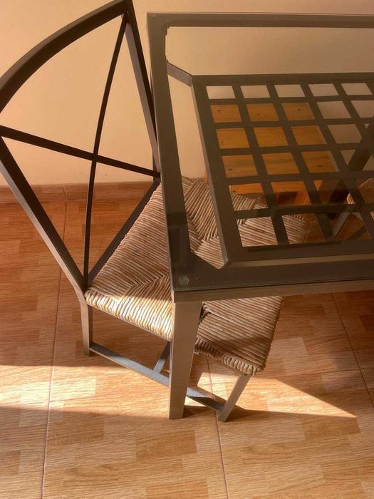 Mesa de vidro e ferro preto estilo industrial