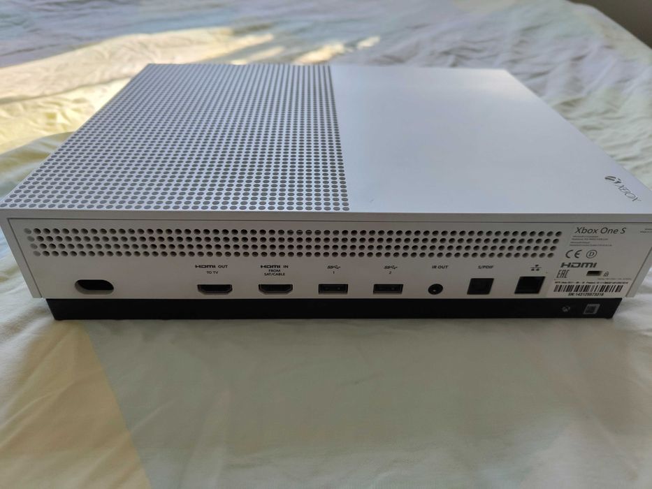 Xbox One S 500GB + 2 pady