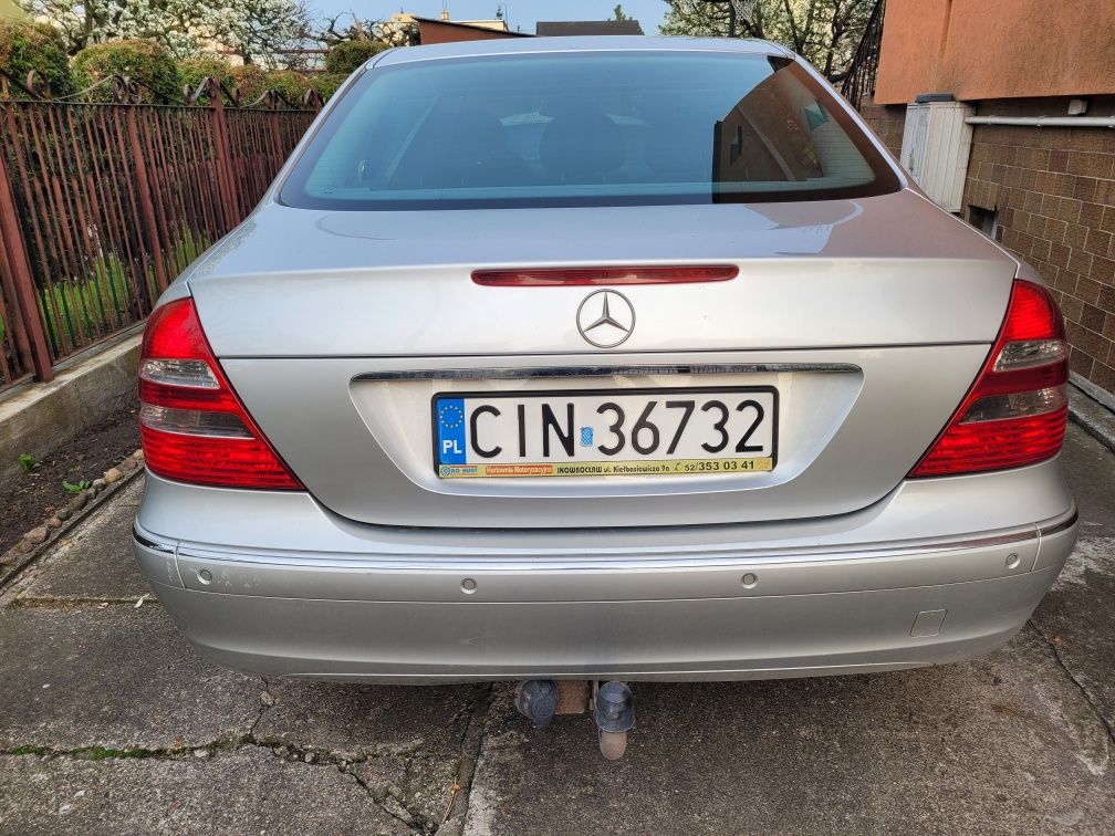 Mercedes E 240 LPG BRC 14 lat w rodzinie oryginalny lakier  i szyby