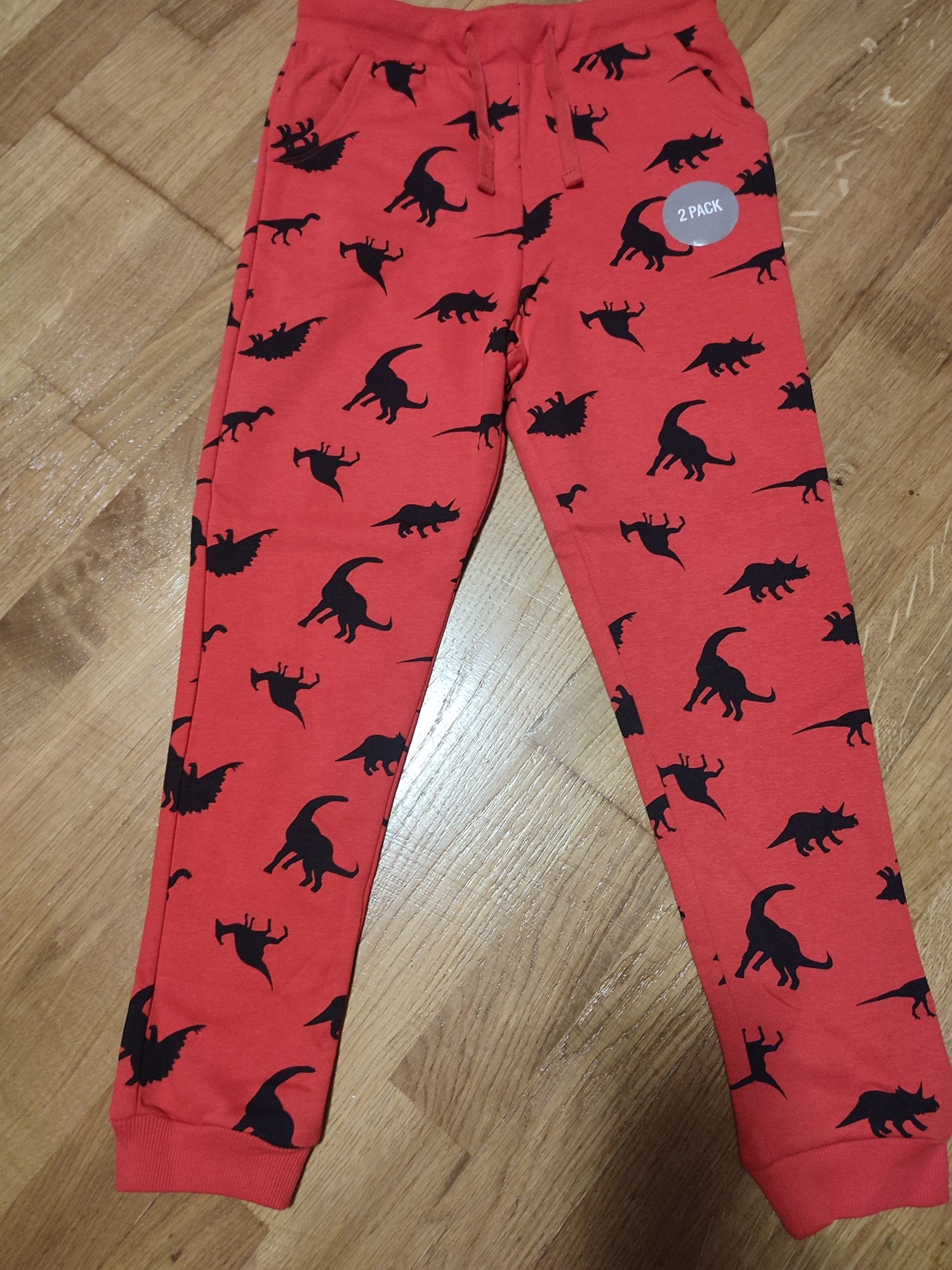 Spodnie dresowe czerwone dinozaury nowe r. 134
