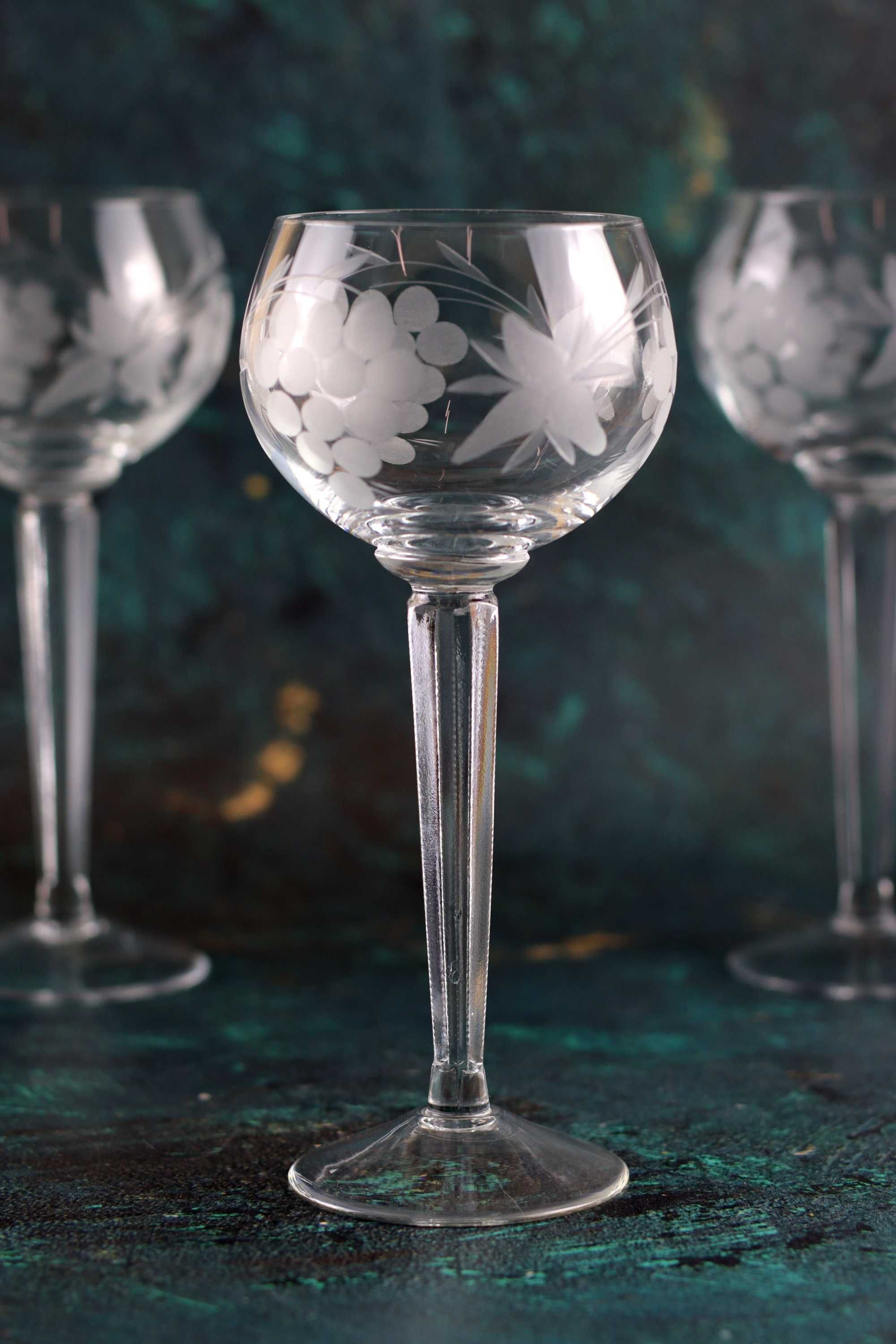 Zestaw sześciu szklanych kieliszków kieliszki szklane vintage prl
