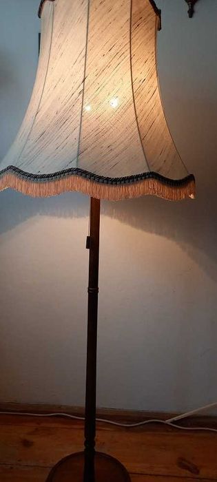 Drewniana lampa podłogowa z abażurem