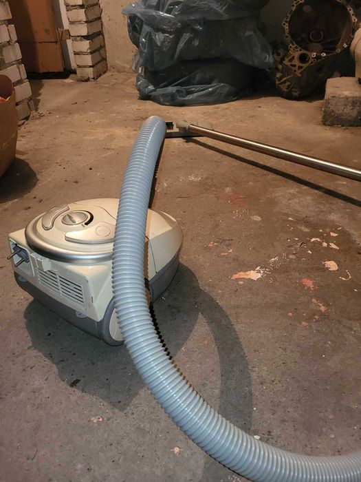 Odkurzacz pionowy ręczny przewodowy MOC 700W / Model CB 719