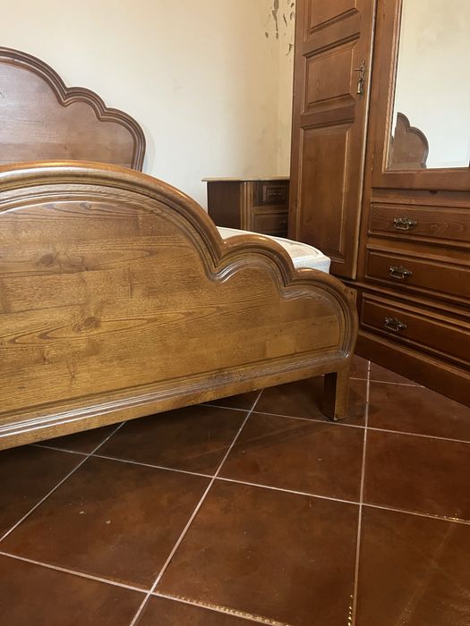 Cama de madeira de muito boa qualidade