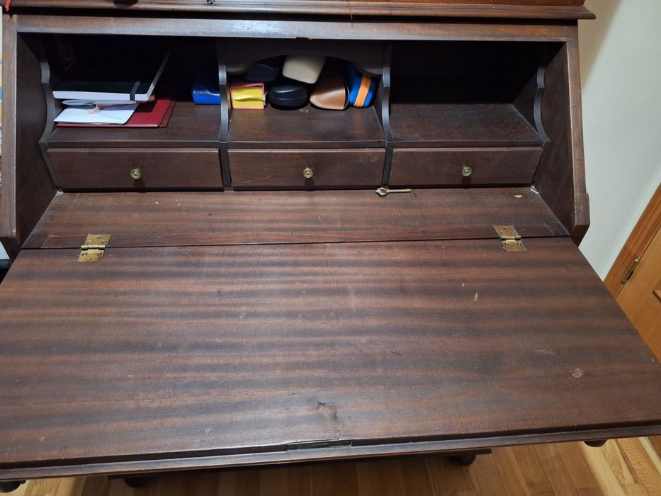Secretary Desk / Writing Desk with Drawers and Shelves in Good Condition64730216418050121