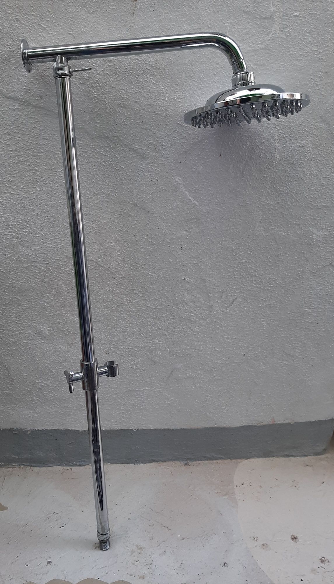 Coluna de parede com chuveiro.