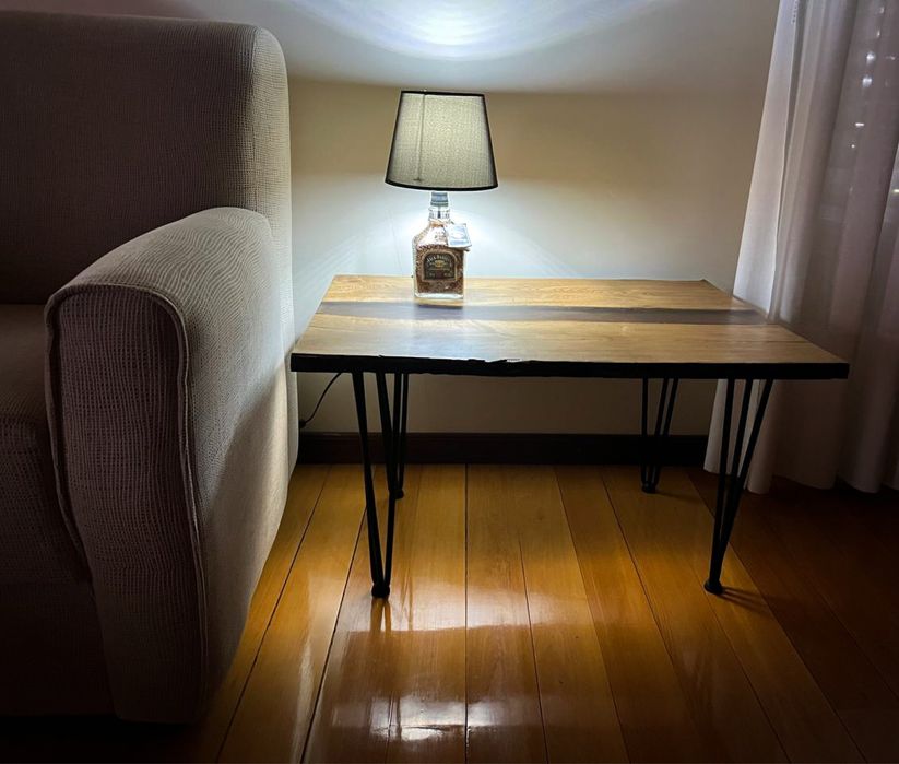 Mesa de apoio com resina epoxy