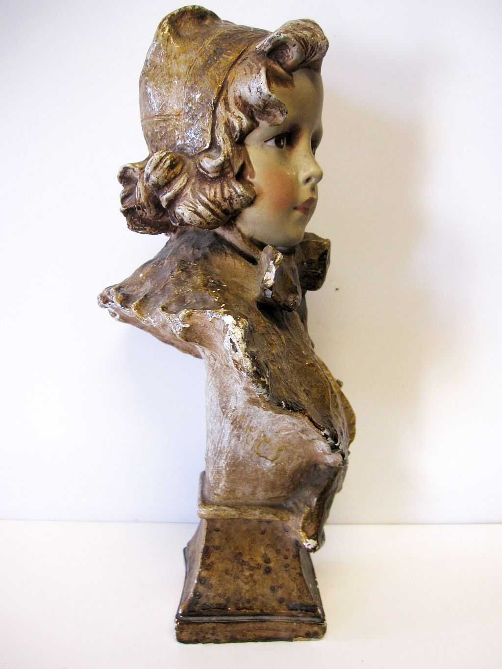 antigo busto francês de uma querida menina em gesso policromado