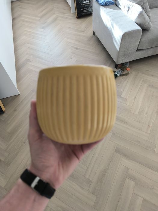 Doniczka używana, żółta. Stan dobry. 12,5 cm