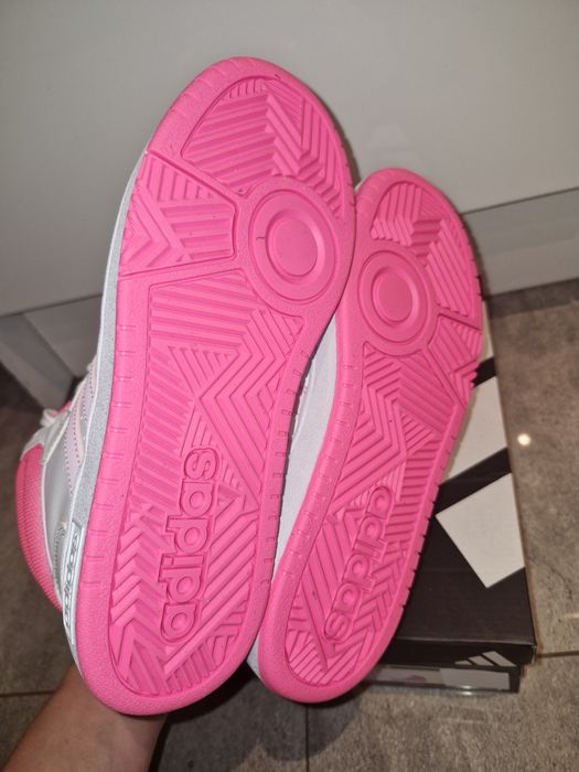 Sneakersy Adidas wybrane przez Genzie