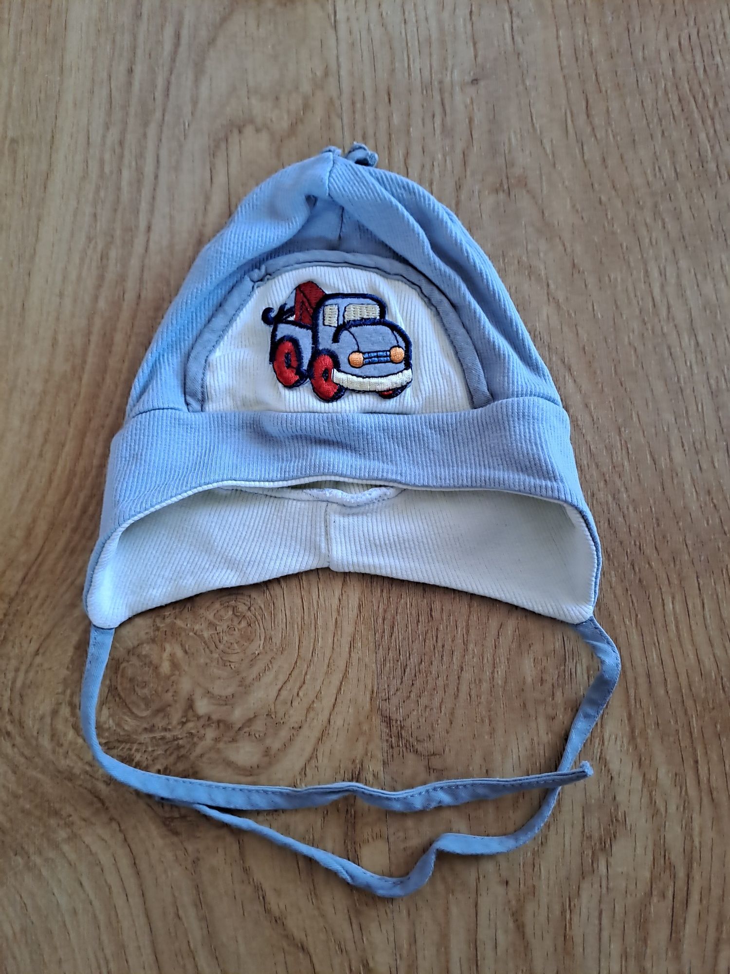 Wiązana czapka chłopięca 6-12M