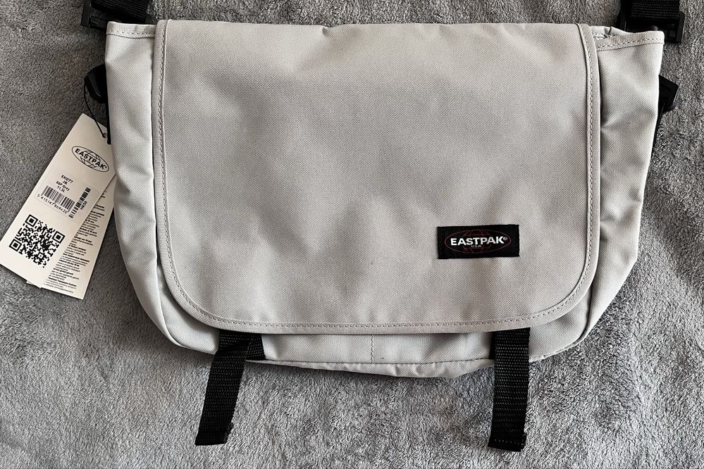 Сумка через плече світло-сірого кольору Eastpak.