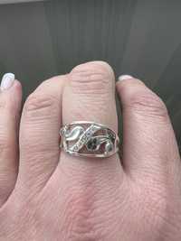 Продам серебряное кольцо с фианитами