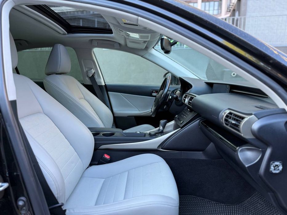 Lexus IS 300h 2016