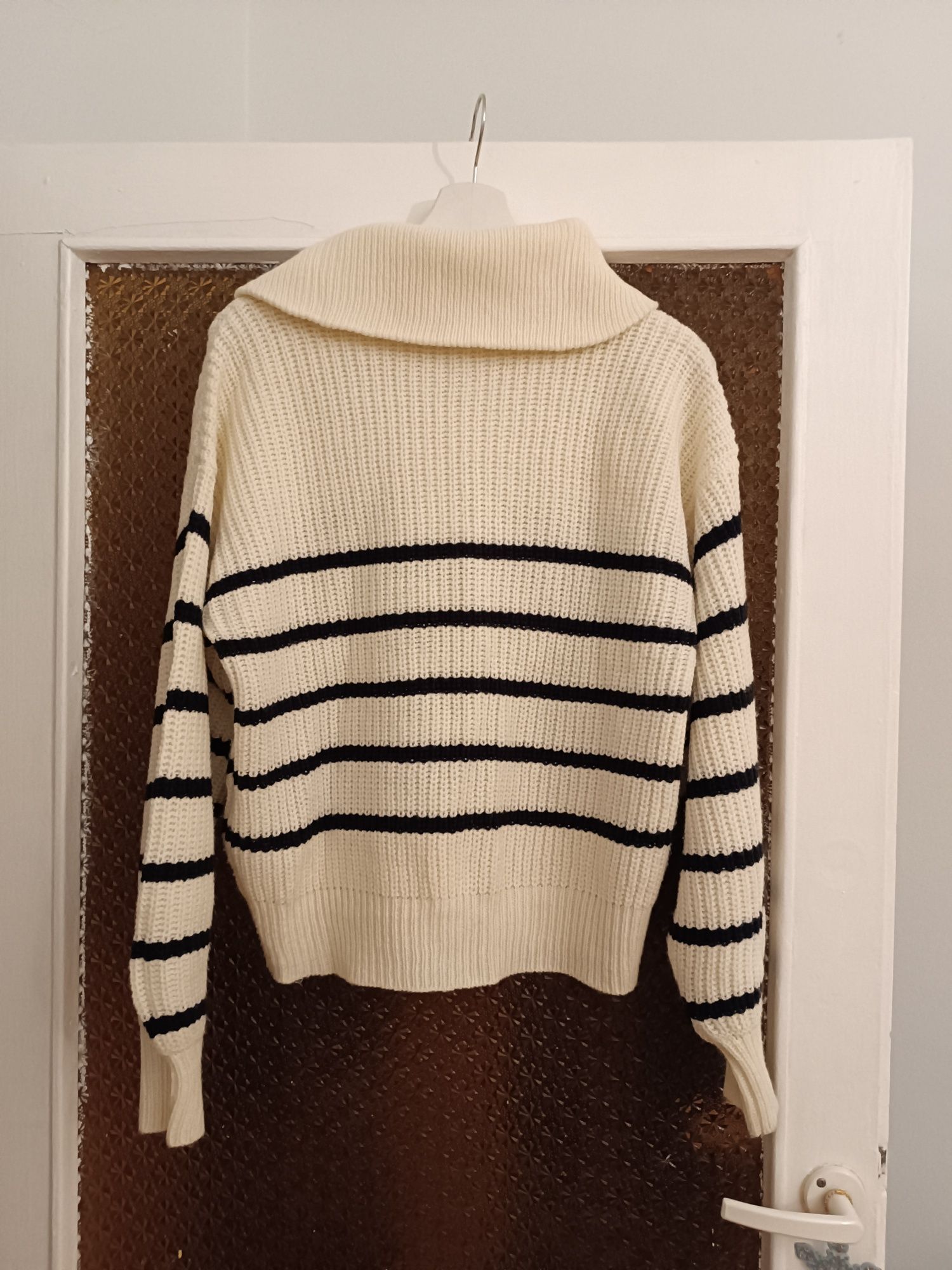 Sweter w czarne paski