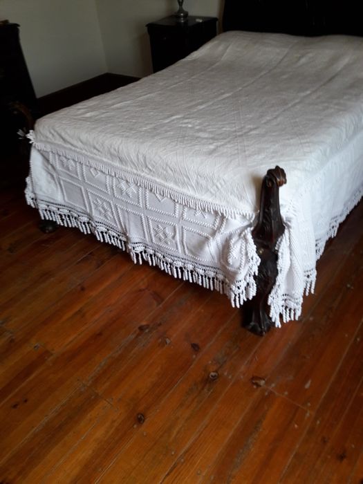 Cama antiga em madeira estilo D. João V.