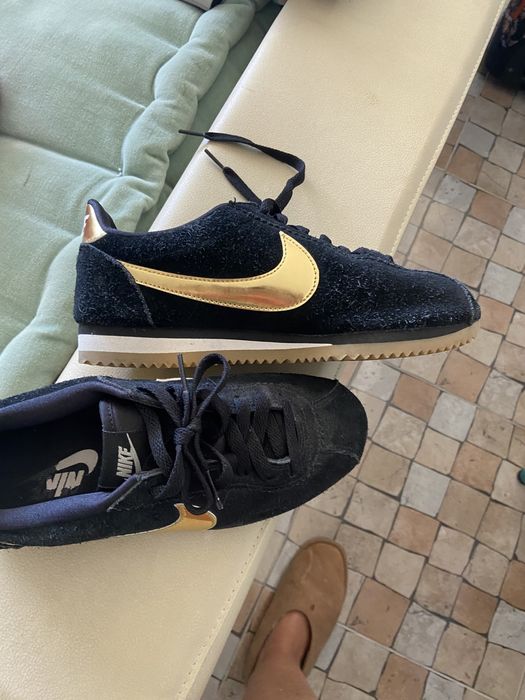 Tennos Nike de camurca pretos e dourado