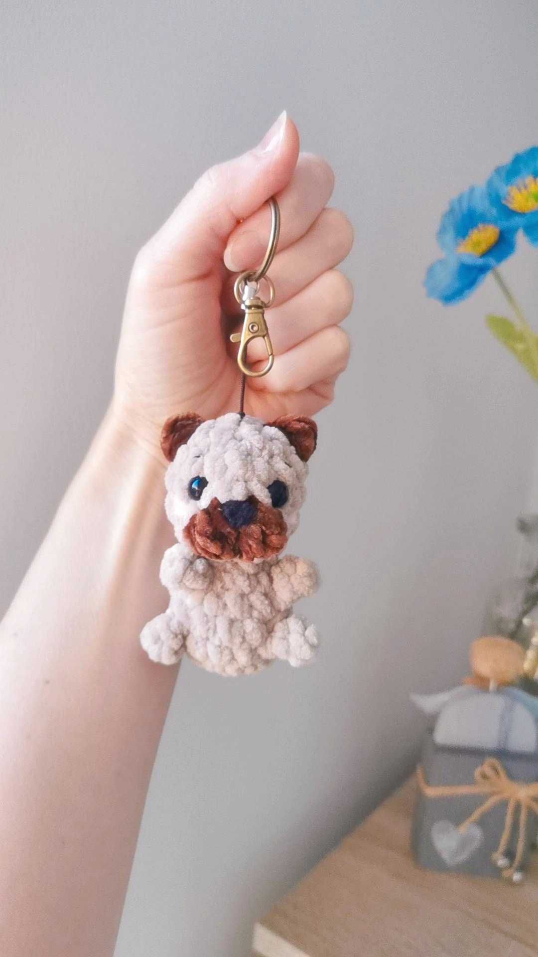 Mops na szydełku, piesek, zawieszka, brelok handmade