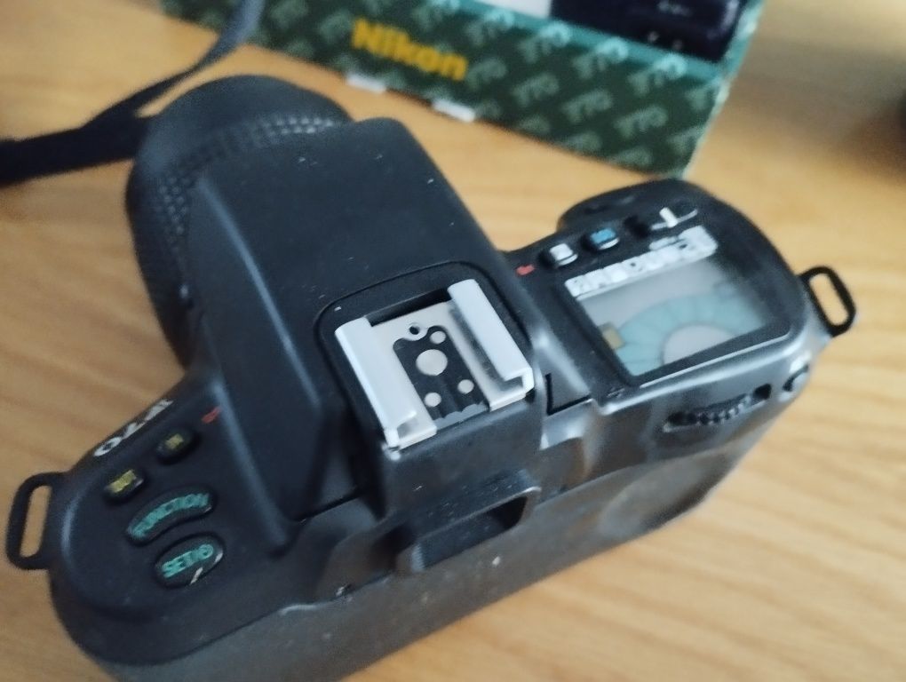 Nikon F 70 lustrzanka analogowa