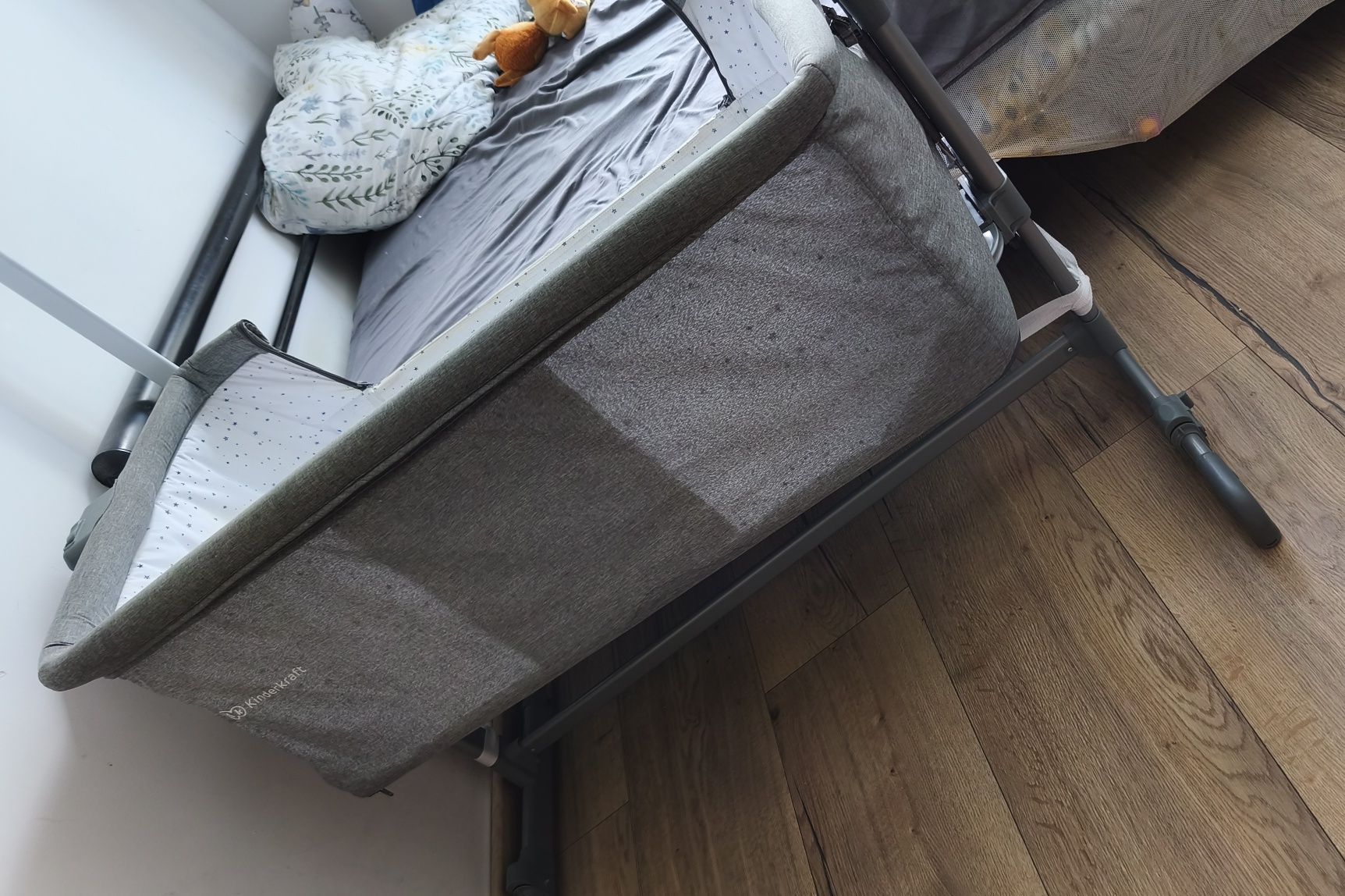 Dostawką łóżeczko dla niemowlaka kinderkraft szare